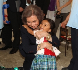Doña Sofía recibe un cariñoso abrazo de una niña alumna del Proyecto Social de la ONGD Futuro Vivo